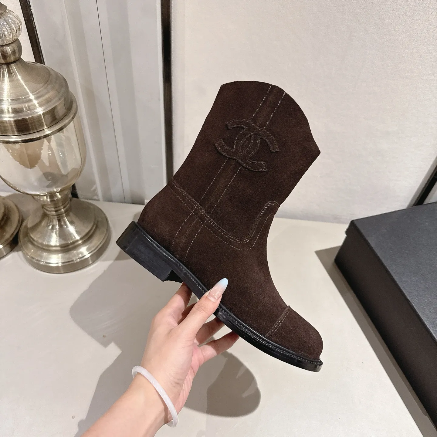 👟👟Ex-factory price 540👟👟 (Top version) CHANEL Chanel* Xiaoxiang new autumn and winter letter knight boots. This knight boot is really a representative of handsome fashion. The boots are decorated with Chanel letters, low-key yet luxurious! Simple, fashionable, individual and grand! The natural and smooth beauty has a beauty that is stunning in time. You should also show off your long legs in winter ~ Upper: imported calfskin Lining: water-dyed cowhide lining Heel height: about 3cm Size: 35-39 (40, 41 customization is not returnable)